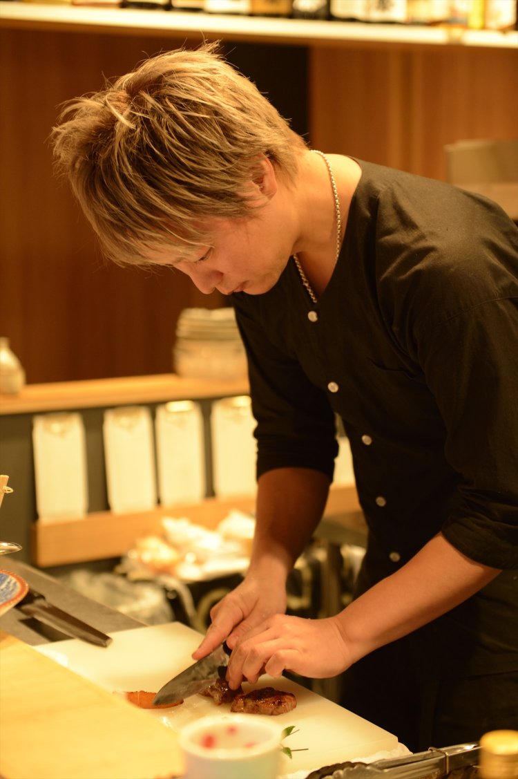 銀座の和食店やイタリアンで料理長を務めた田嶋さんは、唎酒師でもある。日本酒はいずれも120mlの値段。