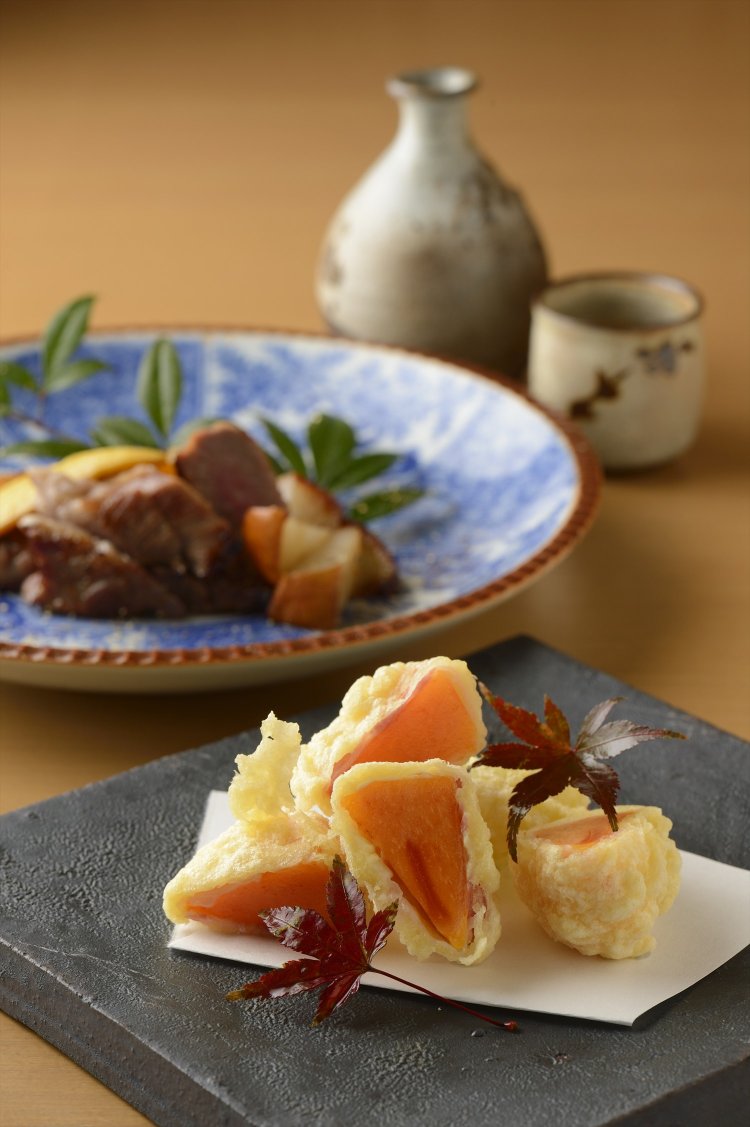 メニューは日替わり。果肉がとろける柿の天ぷら700円。ラム肩肉の麦味噌漬け 梨のソテー1300円。