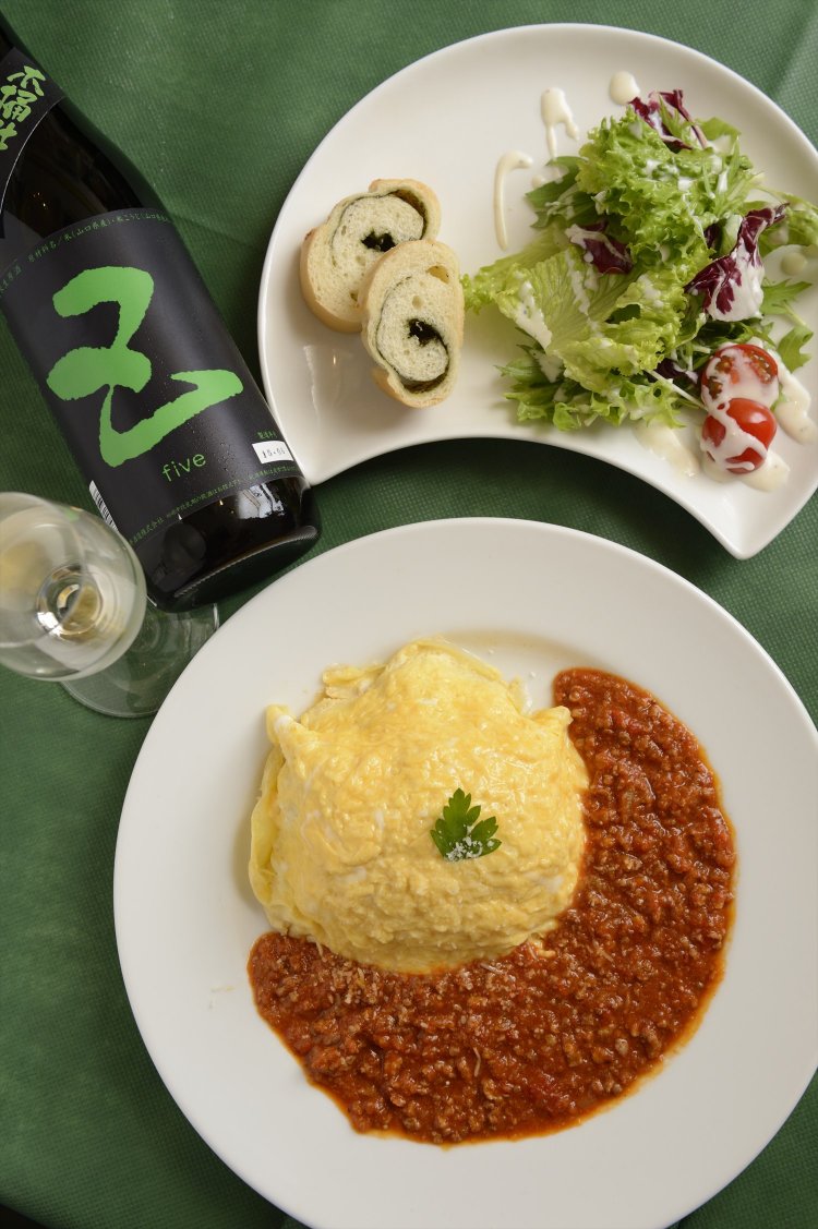 tonoのふわとろオムパスタ1100円。自家製パンとサラダ付き。店を挙げて昼酒を推奨!飲み比べセット1100円も人気だ。