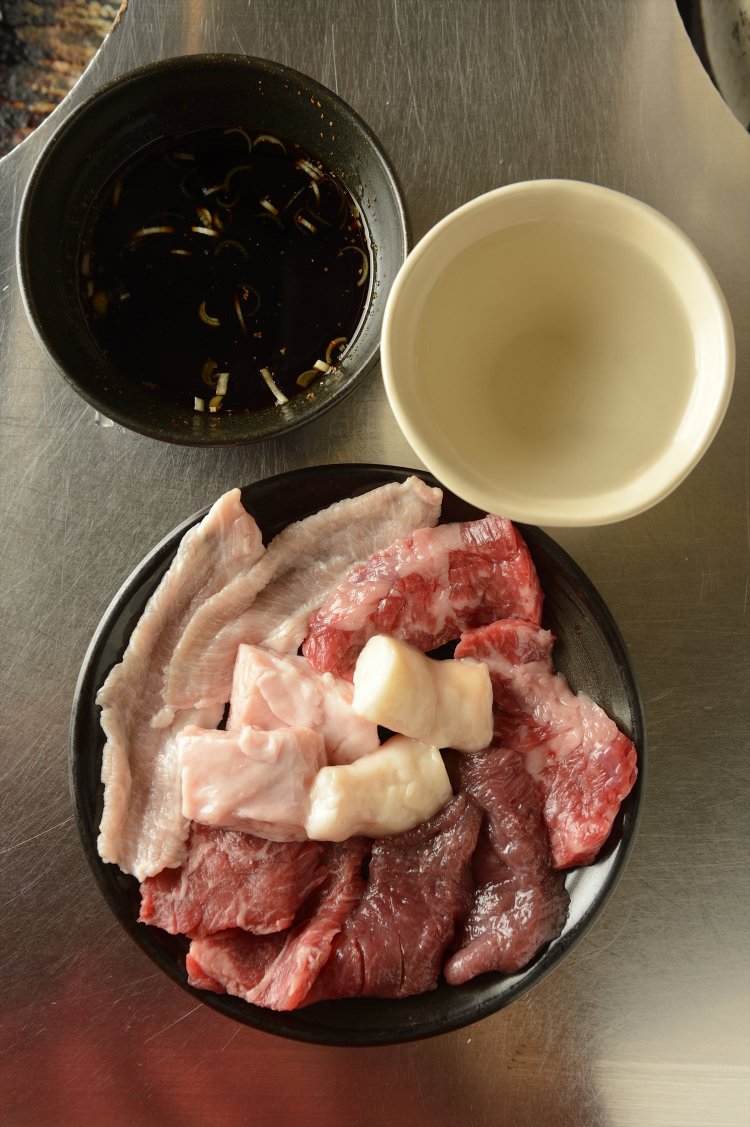 様々な部位を楽しめる本日の特選1皿500円。ポン酢でどうぞ。