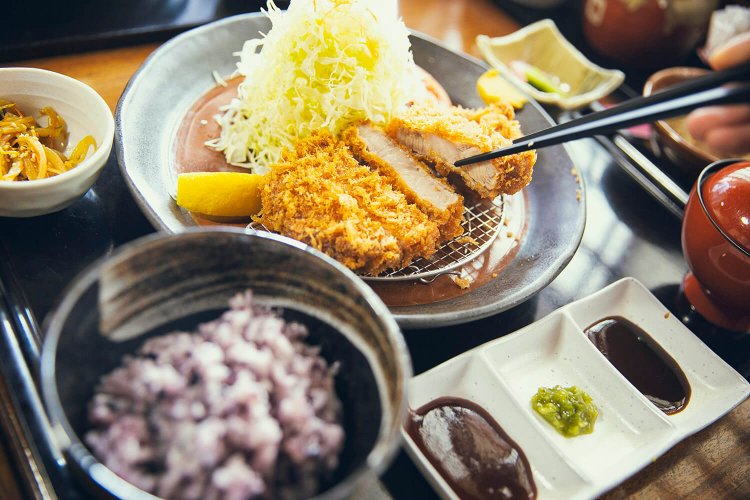 リブロースかつ定食（200ｇ）2310円。このあたりは豚が名産。豚肉は林SPFを使用しているお店が多い。