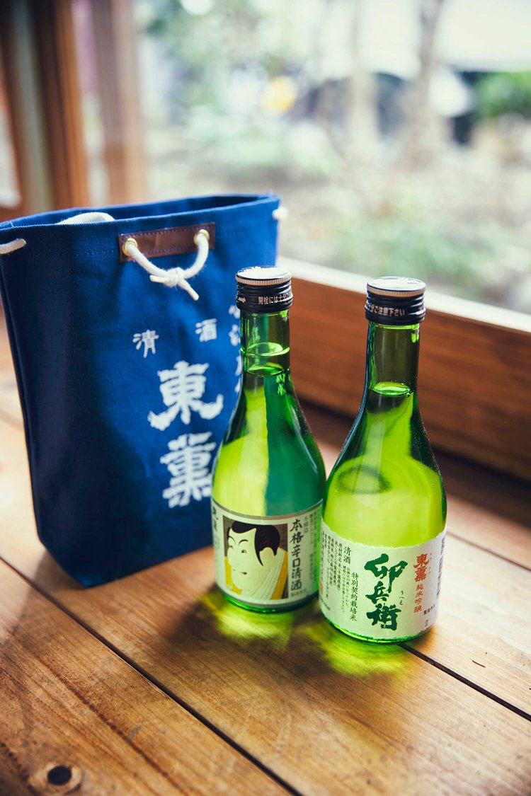 純米吟醸 卯兵衛300ml 580円と本醸造 辛口300ml 490円の袋入りセット1580円。10:00 ～16:00、無休。☎0478-55-1122