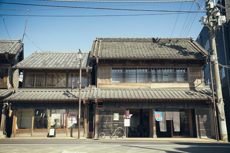 明治時代に建てられた建物を改修し、甘味喫茶・ギャラリー・セレクトシ ョップを集めた複合施設『いなえ』。10:30～17:00、水休（不定休あり）。☎0478-54-7575 ※2020年7月現在休業中