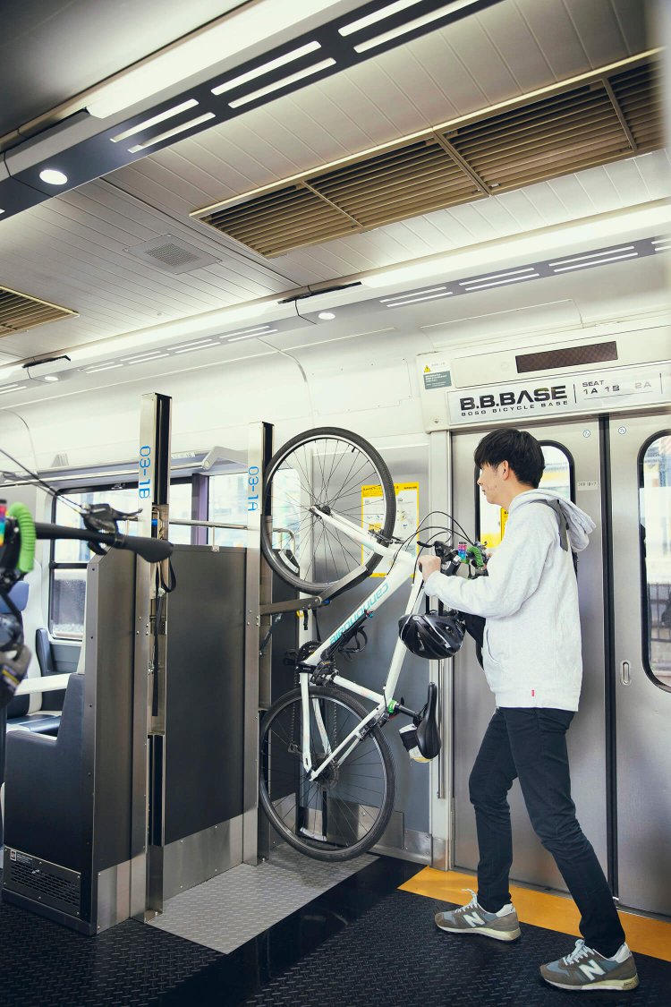 サイクルラックは前輪をかける簡単なタイプ。