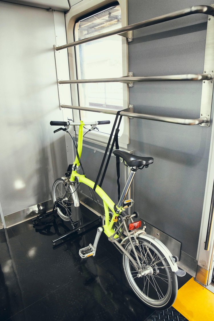 小径車は床置きの設置ラックが あり。困ったら同乗のクルーが手伝ってくれる。