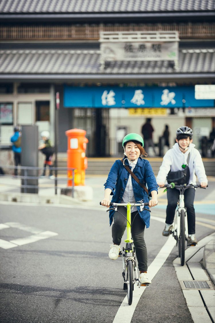 出発前に駅舎の前で記念写真を！