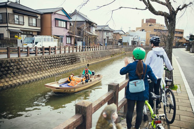 小江戸さわら舟めぐりは所要時間30分1300円。不定休。（4月は10:00～16:00、5～9月は10:00～16:30。事前に営業時間要確認。☎0478-55-9380）