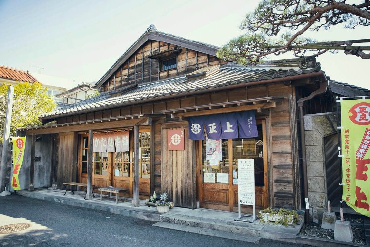 寛政12年（1800）創業の佃煮屋『いかだ焼本舗正上』。9:00～17:00（日は10:00～16:00）、無休。☎0478-54-1642