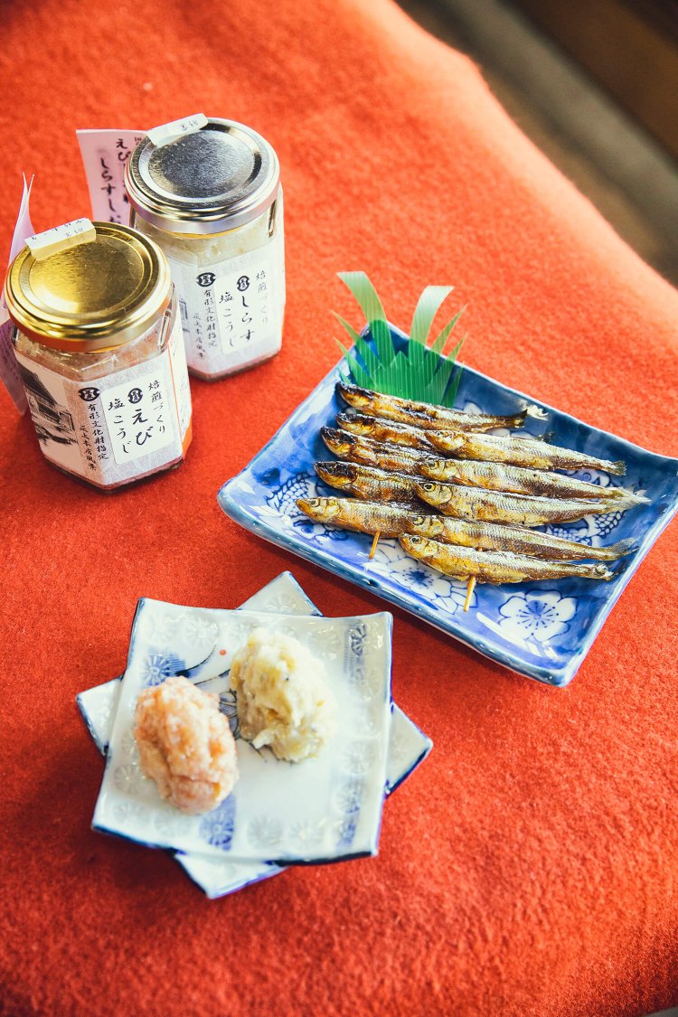 本醸造醤油がベースのこだわりのタレを使用した、いかだ焼き1串200円。えび塩糀としらす塩糀は各650円。