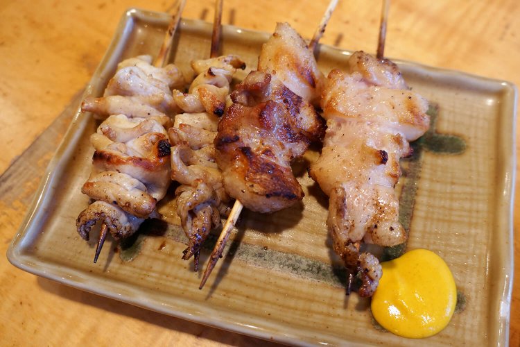 お次は「しろ」と「かしら」を塩で。どちらも1人前2串300円。