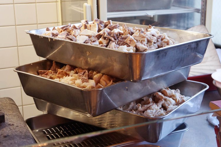 さすが名物。営業中にも仕込みは続く。