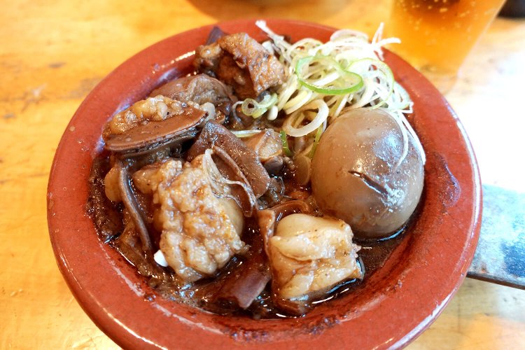 出るわ出るわ！ 見るからに上質な牛もつがゴロゴロと。