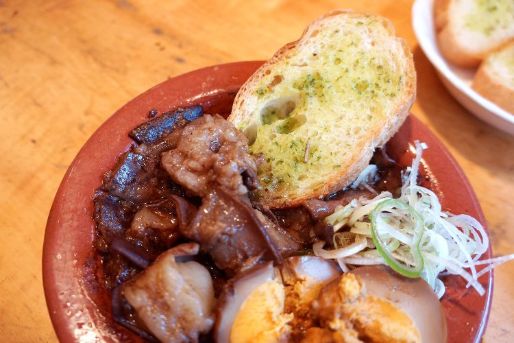 ときに牛もつを乗せ、ラストはきっちり汁をぬぐって食べつくす。