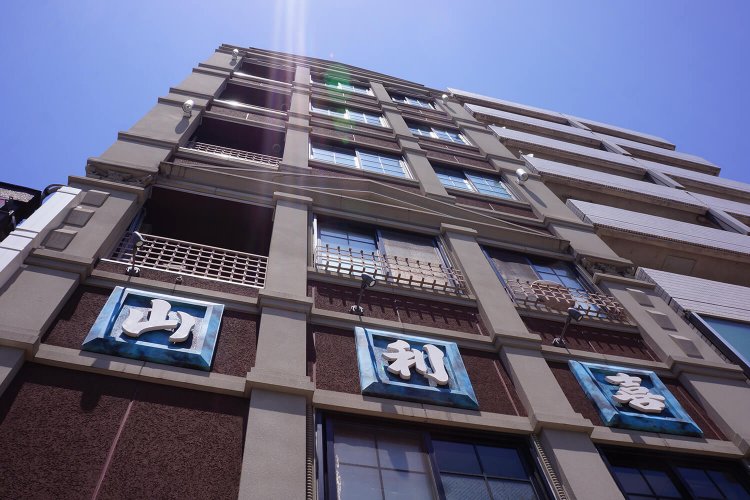 清澄通りと新大橋通りが交わる「森下交差点」からすぐの場所に、立派な本店ビルがある。