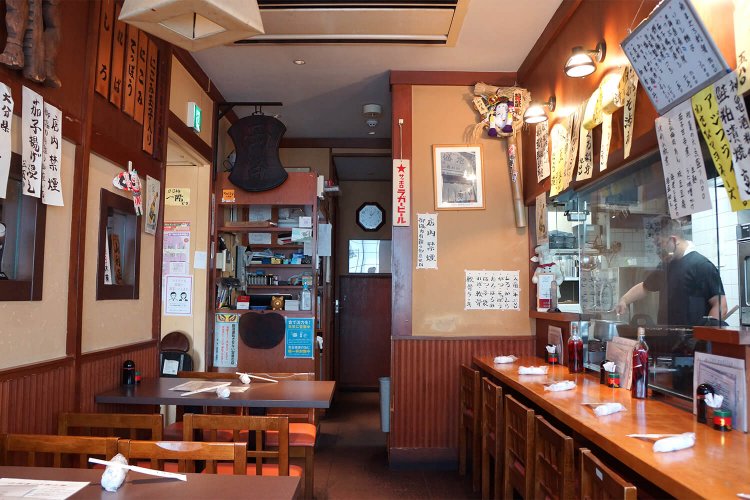 入り口から階段をのぼりたどりつくこの2階席が、『山利喜』のメインフロア。