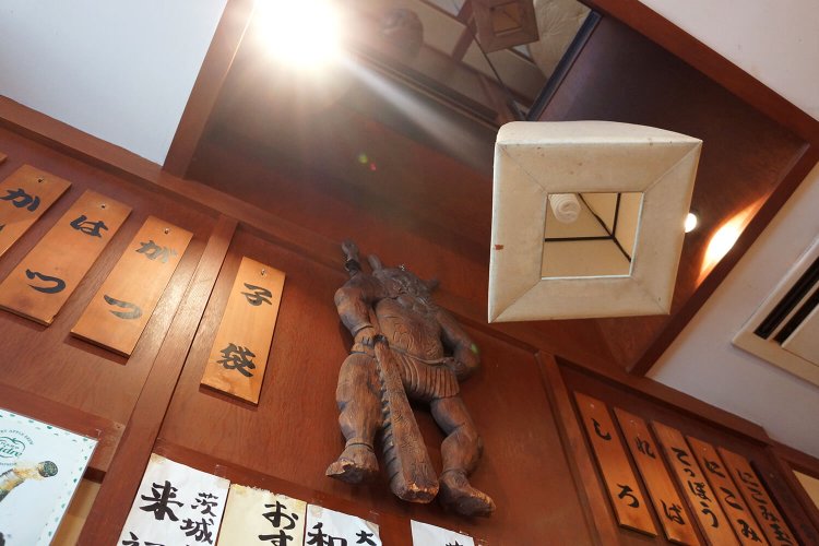 店内のあちこちに、歴史を感じる骨董品や看板が飾られている。