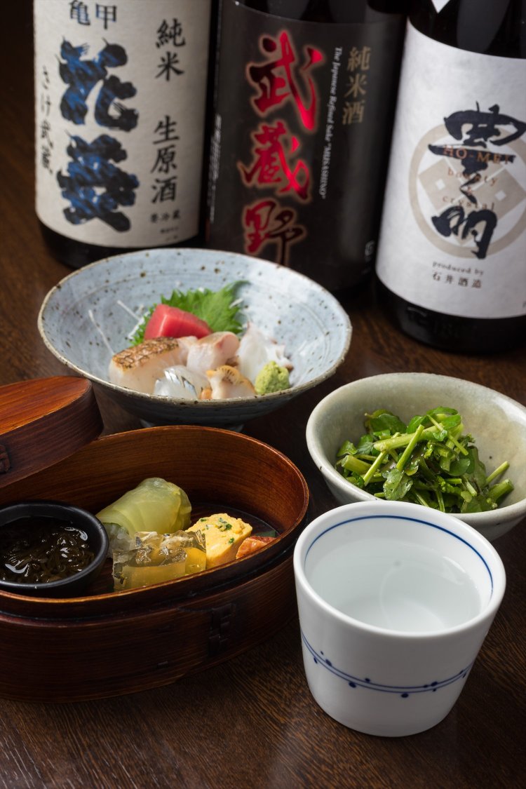 好きな飲み物(日本酒は120ml)と小鉢、刺し身、お通し付きで1700円の晩酌セット。「亀甲花菱」、「武蔵野」、「豊明」など酒の単品は120mlで550円(夜は+消費税)。