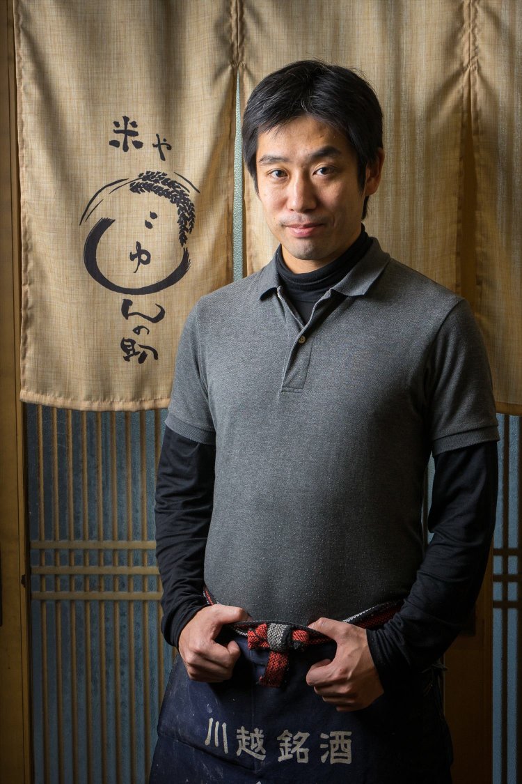 「冷やでも燗でもお好みでお出しします」本田淳さんが1人で切り盛りする。