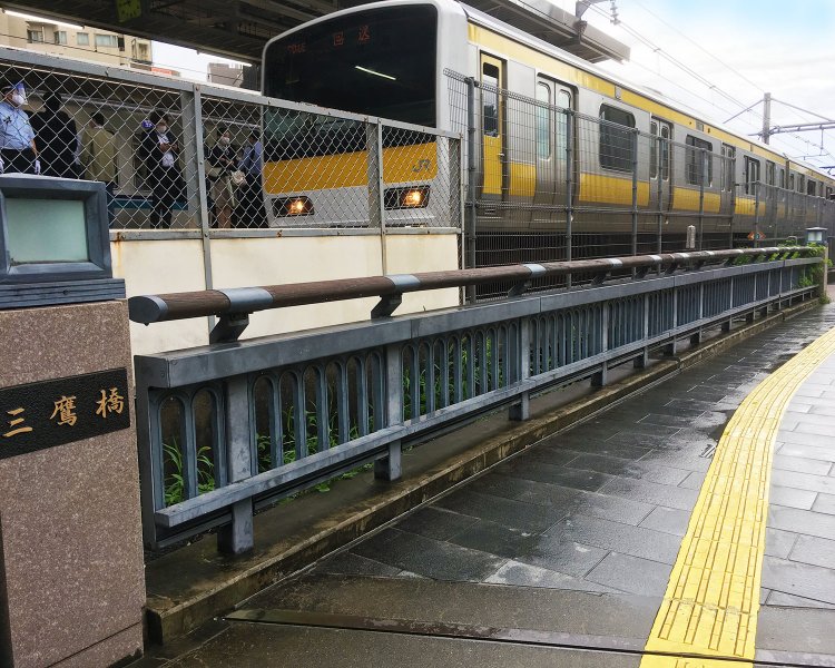 ホームに沿う形で架かる「三鷹橋」。隙間を覗き込むと、水が流れているのが見える。