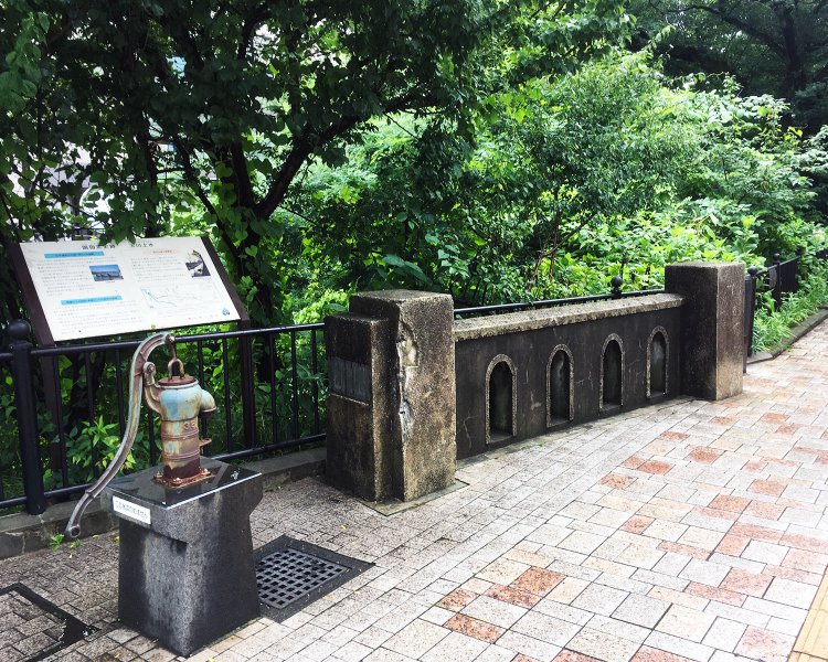 旧三鷹橋の親柱と高欄。建造材の一部に鉄道のレールが使われていたらしい。