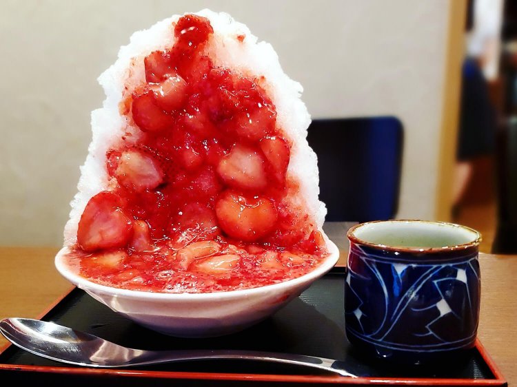 かき氷 生いちご 1000円（税別）。