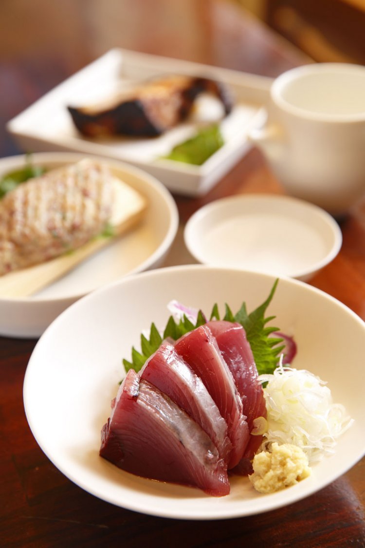 厚切りのカツオ刺750円、隠し味に地酒を使ういわしナメロウ550円ほか。器も浪江町の作家のもの。