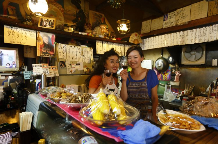 美人母娘で切り盛り。青森出身のママのファンも多い。