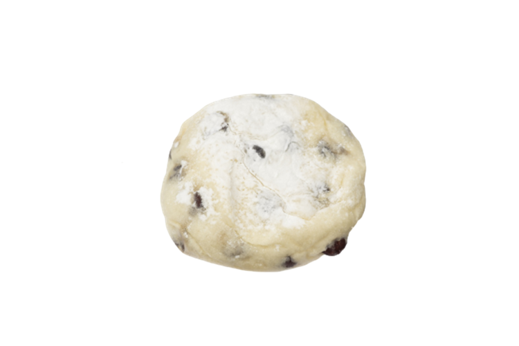 亀有あんぱん210円。もっちりとした独特の白いぱん。中身はずんだ餡と求肥だ。