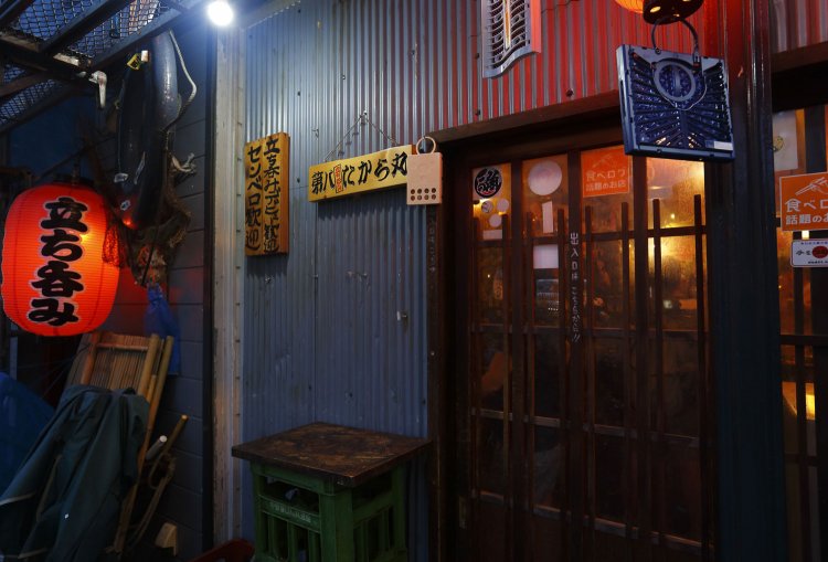 トタンがレトロな外観。地元の常連曰く「葛飾で魚食べたくなったらここに来るね」。