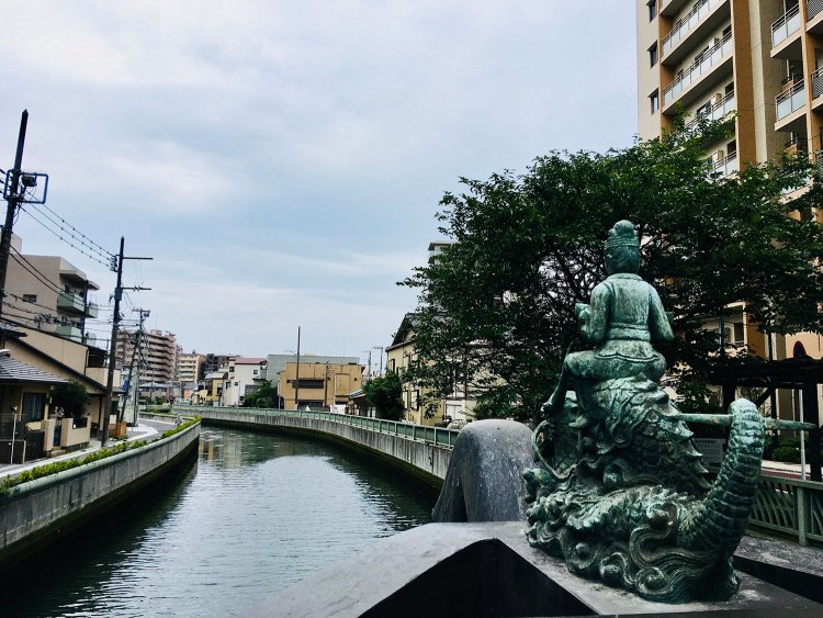 海老川橋。「船橋地名発祥の地」の碑がある。