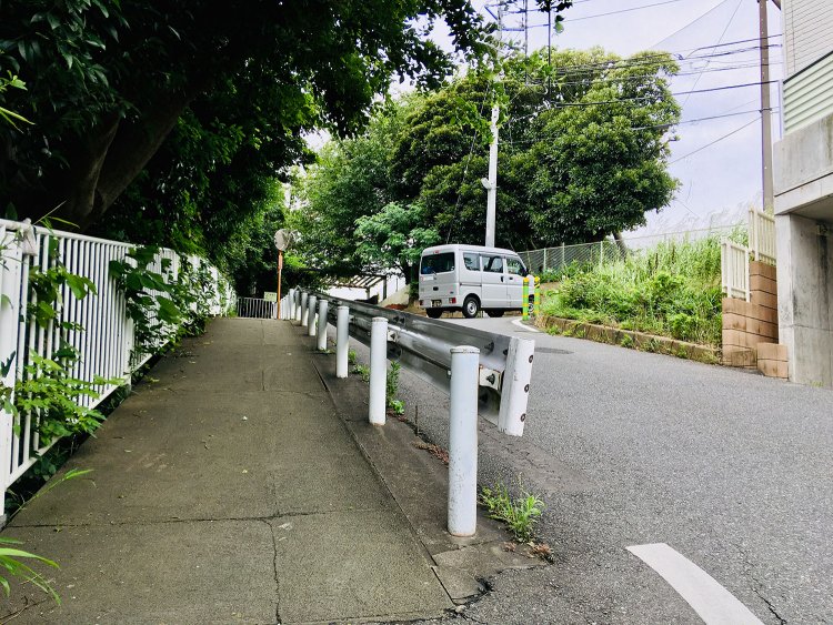 伝わりにくい……が結構な急【坂】。この先にて遺跡が出土した。