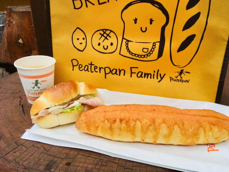 最近好きなのは明太フランス345円。人気の塩バターロールに旬の新タマネギと千葉県産のハムをサンド248円！