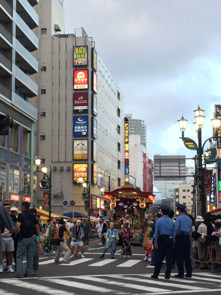 ばか面と山車が練り歩く。子供が大活躍！　来年は見れますように。