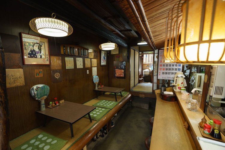 テーブルは2卓のみ。