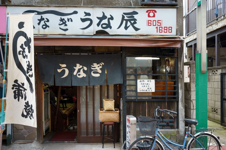 出前用+さばき用の竹籠が店前に置かれている。