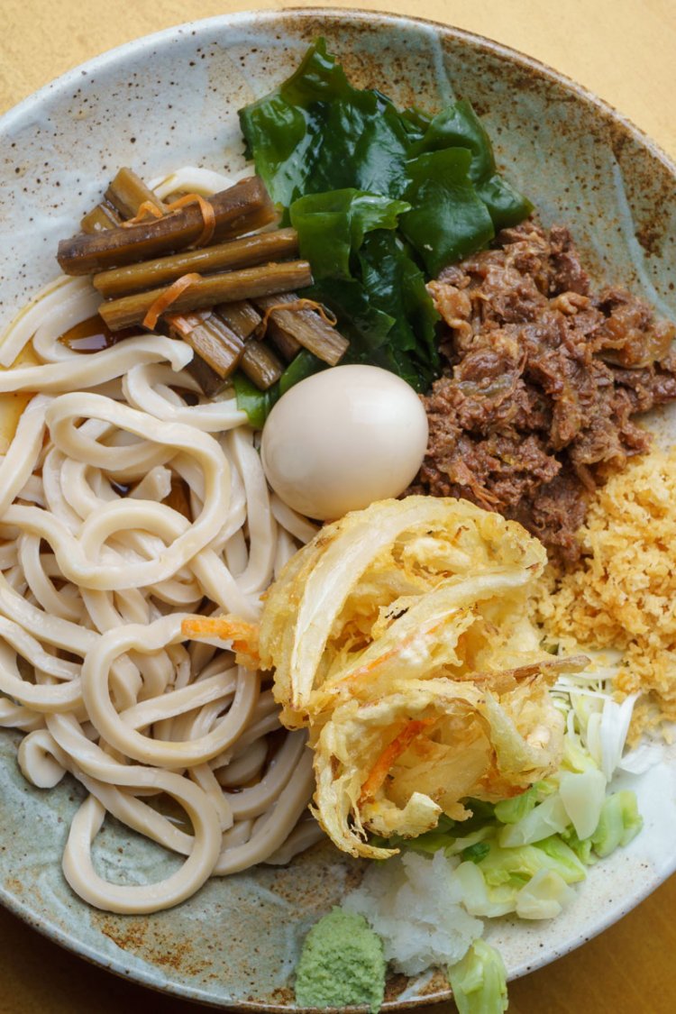 五葵スペシャルAの冷たい吉田うどん950円。熊本産馬肉のしぐれ煮、キャベツなどがてんこ盛り。讃岐にも吉田にも合う出汁もいい。