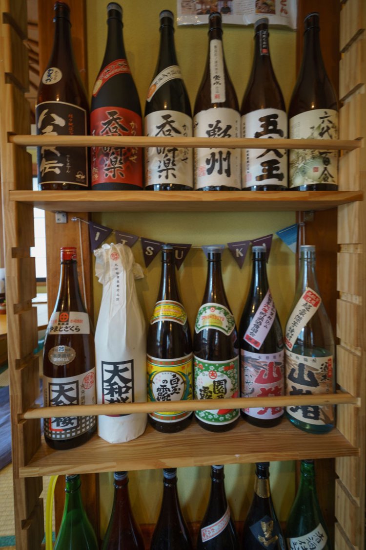 焼酎も充実。夜は酒肴の締めにうどんを。