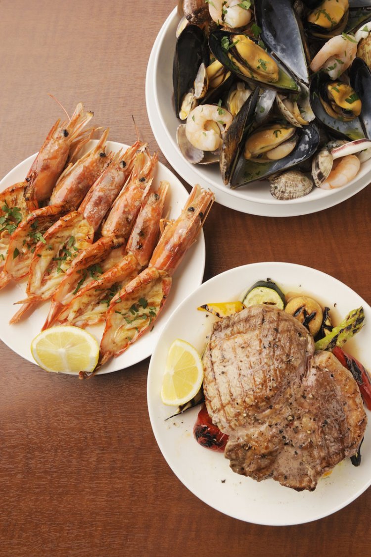 三元豚のグリル1350円、赤えびのグリル1150円、パスタが見えないほど魚介沢山のペスカトーレ1570円。