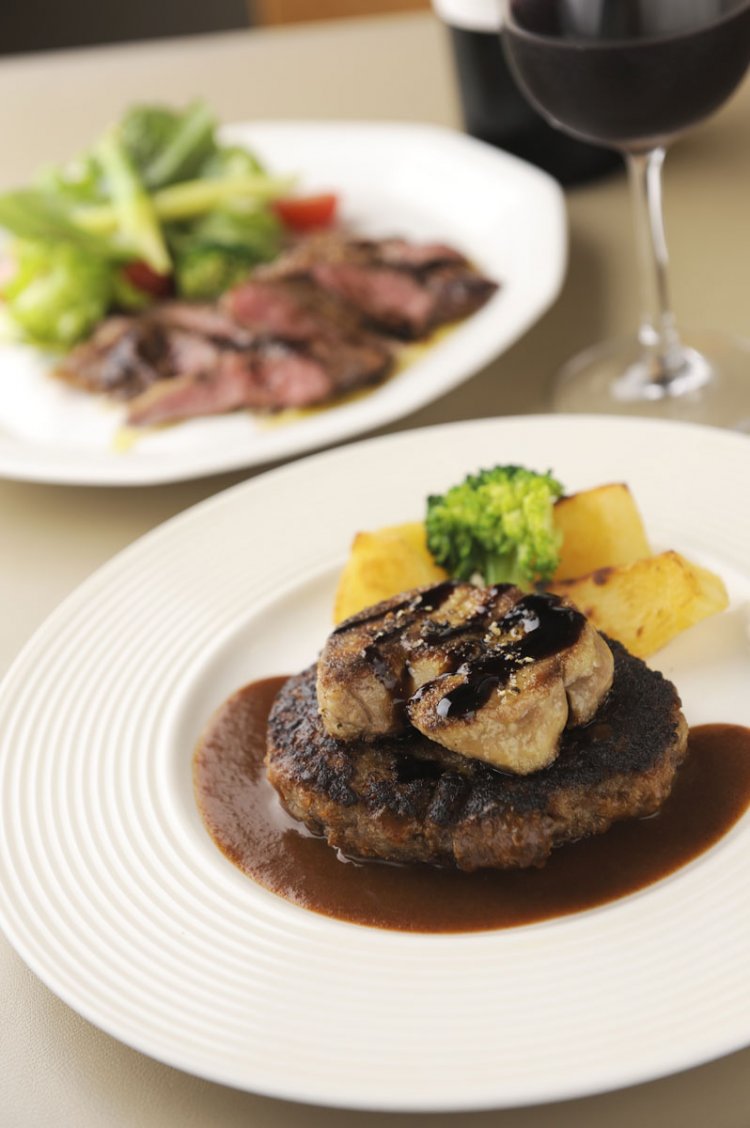 黒毛和牛のハンバーグ フォアグラ添え1980円、グラスワイン480円~。