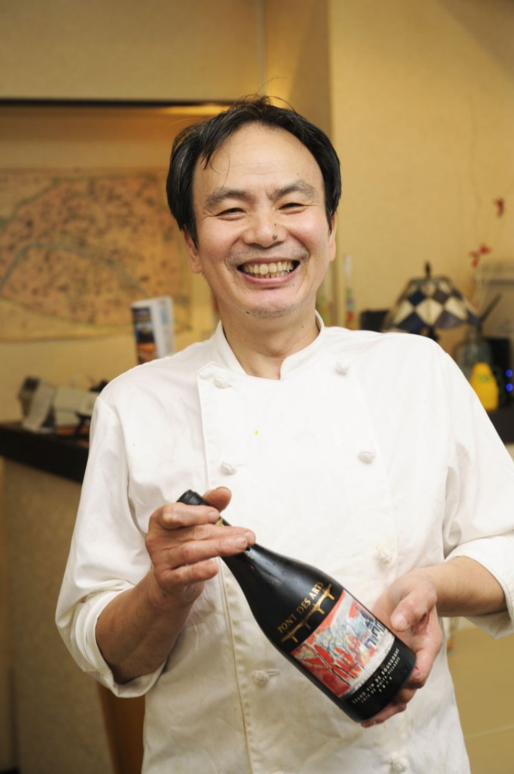 天沼裕二シェフ。お気に入りの赤ワインと。