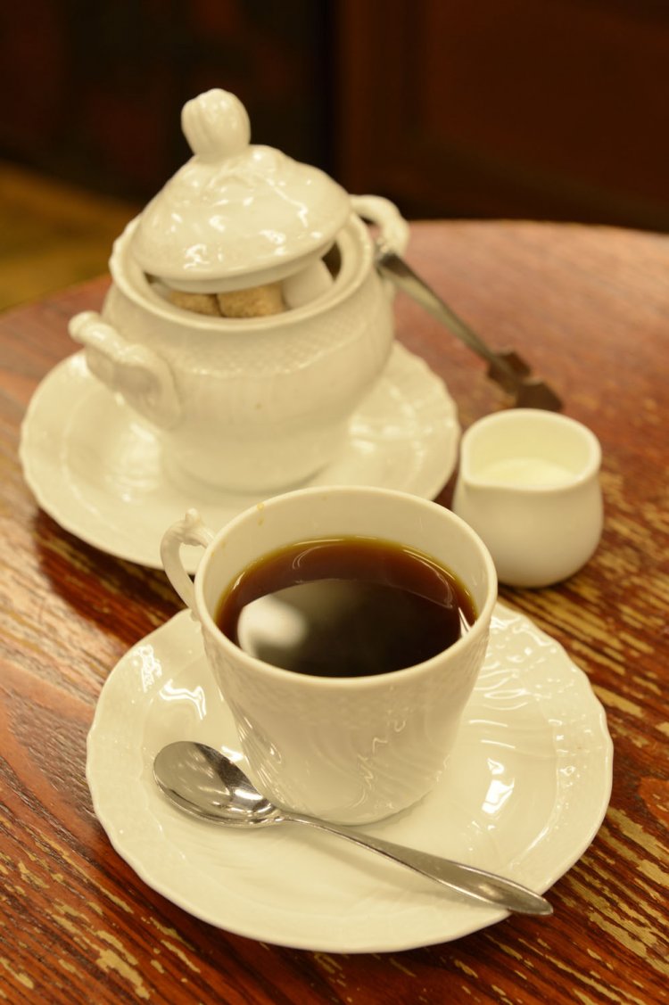 当店オリジナルブレンド500円。「ブラックが通ってことはなく、自由に楽しんで」と、砂糖とミルク添え。炭焼ブレンド600円、アイスダッチコーヒー600円。豆200g820円～（感謝デーは3割引き）。