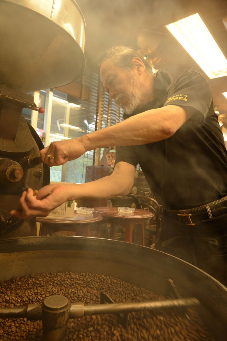焙煎機の温度が上がると店内に香りと煙が充満。山岡さん自身が見極め焼き上げる。