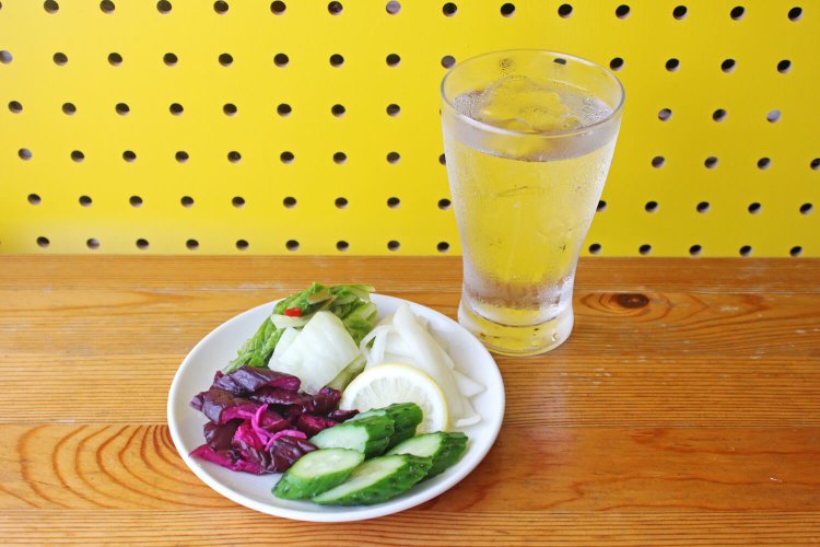 あらゆるドリンクに焼酎を入れて「全てをハイにする」第4弾。つまみと酒の融合、酒飲みの完全食「漬けものハイ」