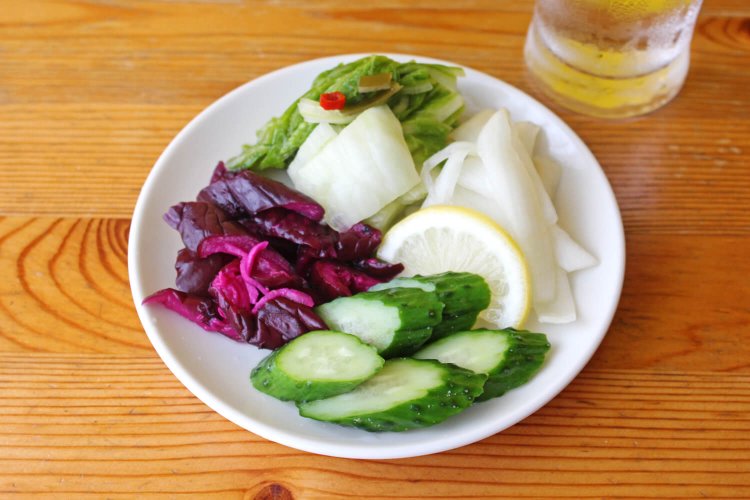 左から時計回りに、柴漬け、白菜の昆布漬け、玉ねぎのレモン漬け、きゅうりのぬか漬け