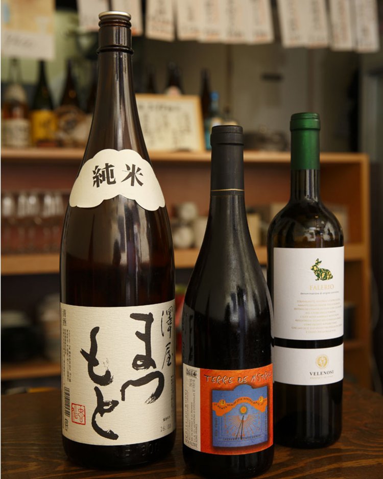 『澤屋まつもと純米』など黒板メニューの地酒は6種強。約1カ月で入れ替わる。