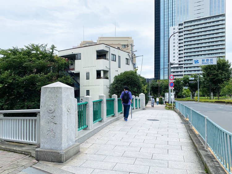 2005年に架け替えられた橋には、旧橋の親柱が使われている。