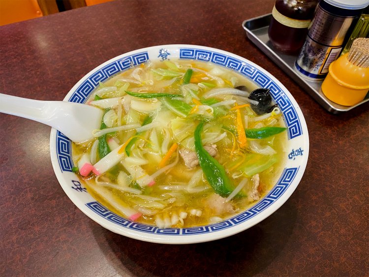 塩味がベースでアツアツのあんかけに心が躍る。具沢山でなかなか麺が見えてこない。