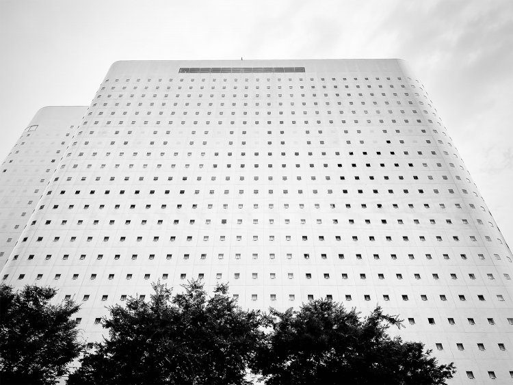 ぬりかべのような新宿ワシントンホテルは1983年開業。