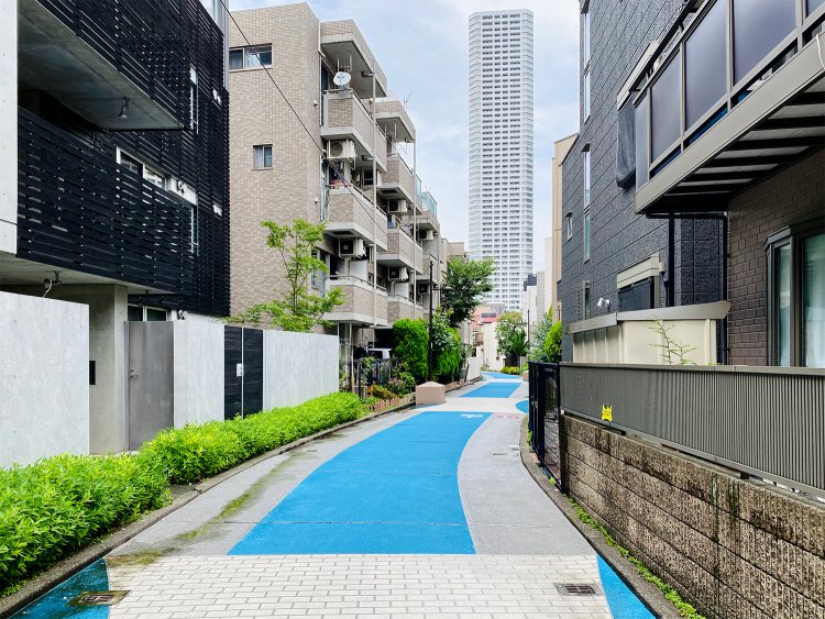 柳橋の上流側から。川を彷彿とさせる青色も親切だ。