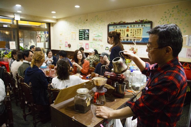 てんやわんやをよそに、無心でコーヒーを淹れる青木さん。